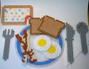 Petit dejeuner dinette en perles hama oeufs sur plat bacon