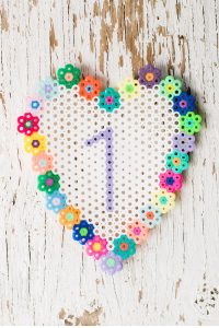Perles hama numero table mariage fleurs diy