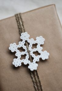 Flocons neige papier cadeau noel perles hama