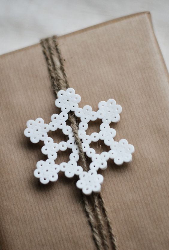 Flocons neige papier cadeau noel perles hama