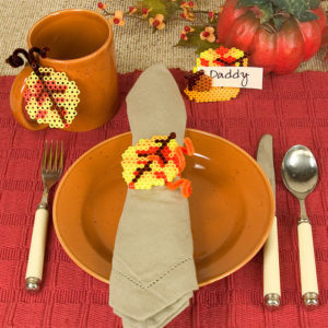 Thanksgiving table automne perles hama feuilles gland