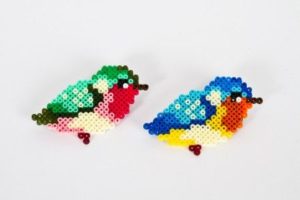De beaux oiseaux pour faire venir le printemps en perles Hama