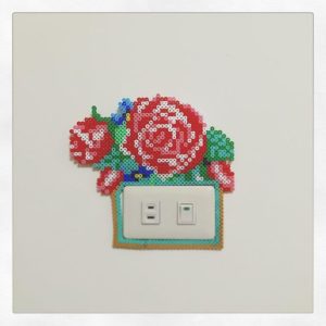 Fleurs perles hama a repasser rose cache prise