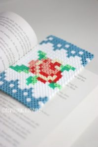 Fleurs perles hama a repasser rose marque page