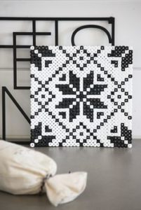 Sous verre graphique perles a repasser hama