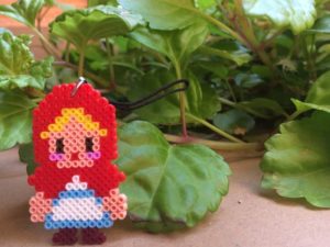 Porte clefs petit chaperon rouge perles a repasser hama