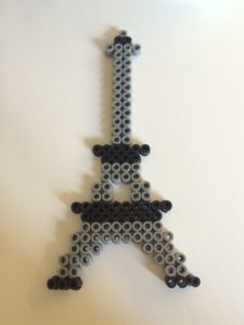 Une tour Eiffel en perles Hama