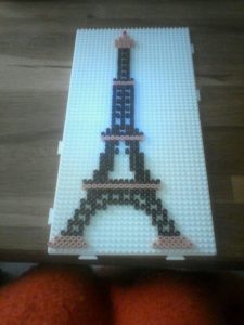 Une tour Eiffel en perles Hama