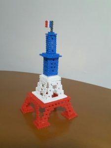 Une tour Eiffel en perles Hama