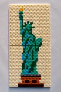 Une statue de la liberté en perles Hama