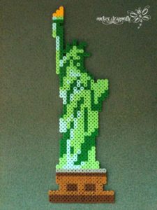 Une statue de la liberté en perles Hama