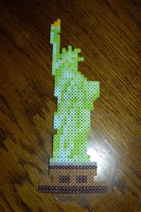 Une statue de la liberté en perles Hama