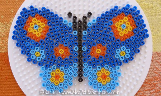 Papillon bleu sur plaque ronde en perles Hama