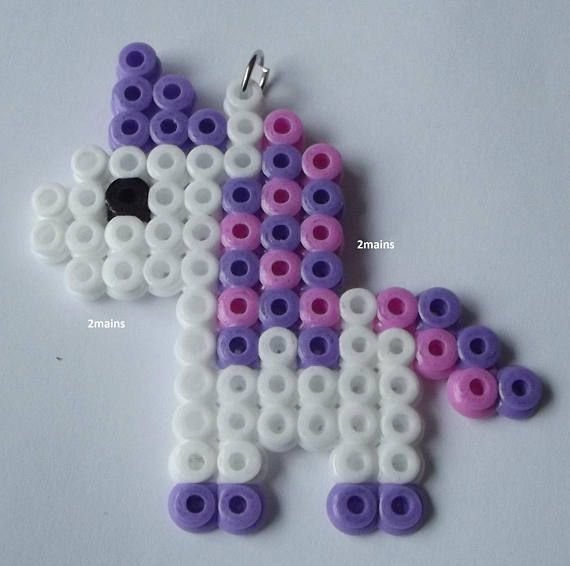 Licorne violette en cours de montage sur plaque à picots Hama
