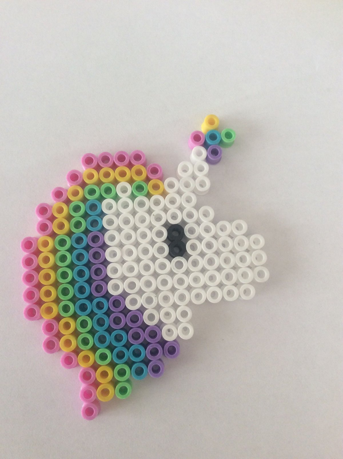 Licorne blanche à crinière arc-en-ciel en perles à repasser