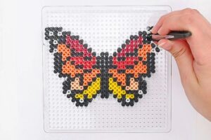 Papillons en perles à repasser : plus de 10 modèles colorés à créer avec les enfants