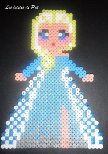 Elsa en perles a repasser posee sur du bois
