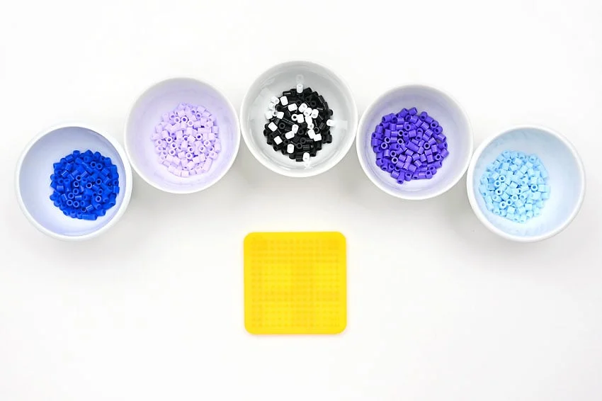 Huit dinosaures colorés en perles à repasser