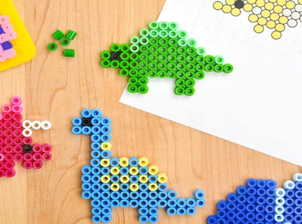 Sélection de modèles de dinosaures en perles à repasser
