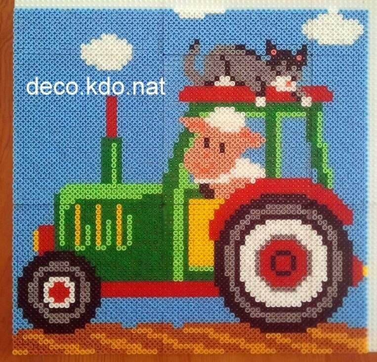 Le fermier et son tracteur vert, avec le chat qui fait la sieste sur la cabine.