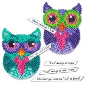 Deux hiboux colorés en perles à repasser Perler, violet-turquoise et violet-vert, avec bulles de texte "Owl always love you"