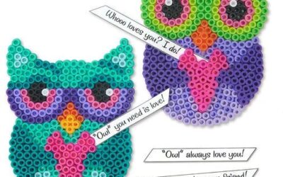 Deux hiboux colorés en perles à repasser Perler, violet-turquoise et violet-vert, avec bulles de texte "Owl always love you"