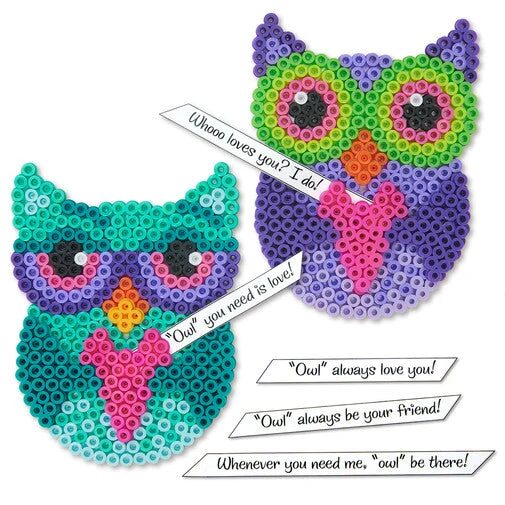 Deux hiboux colorés en perles à repasser Perler, violet-turquoise et violet-vert, avec bulles de texte Owl always love you