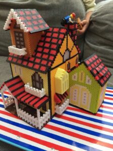 Grande maison de poupee en 3D en perles a repasser