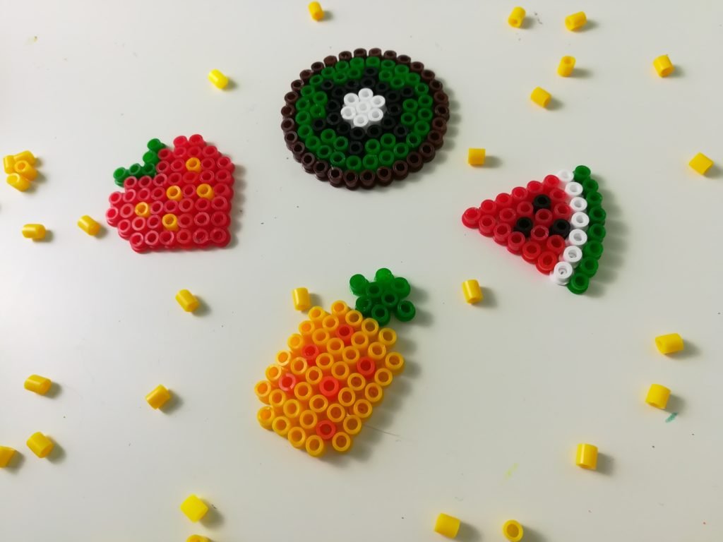Assortiment de fruits en perles à repasser : fraise, kiwi, pastèque et ananas