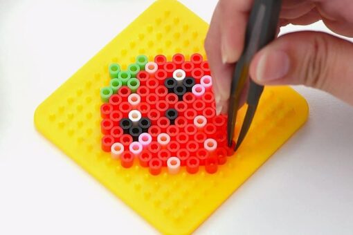 Fraise kawaii en perles a repasser sur plaque