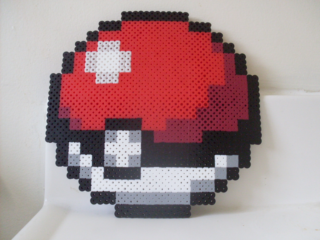 pokemon___large_perler hama_bead_pokeball_by_heatbish-d6einr4